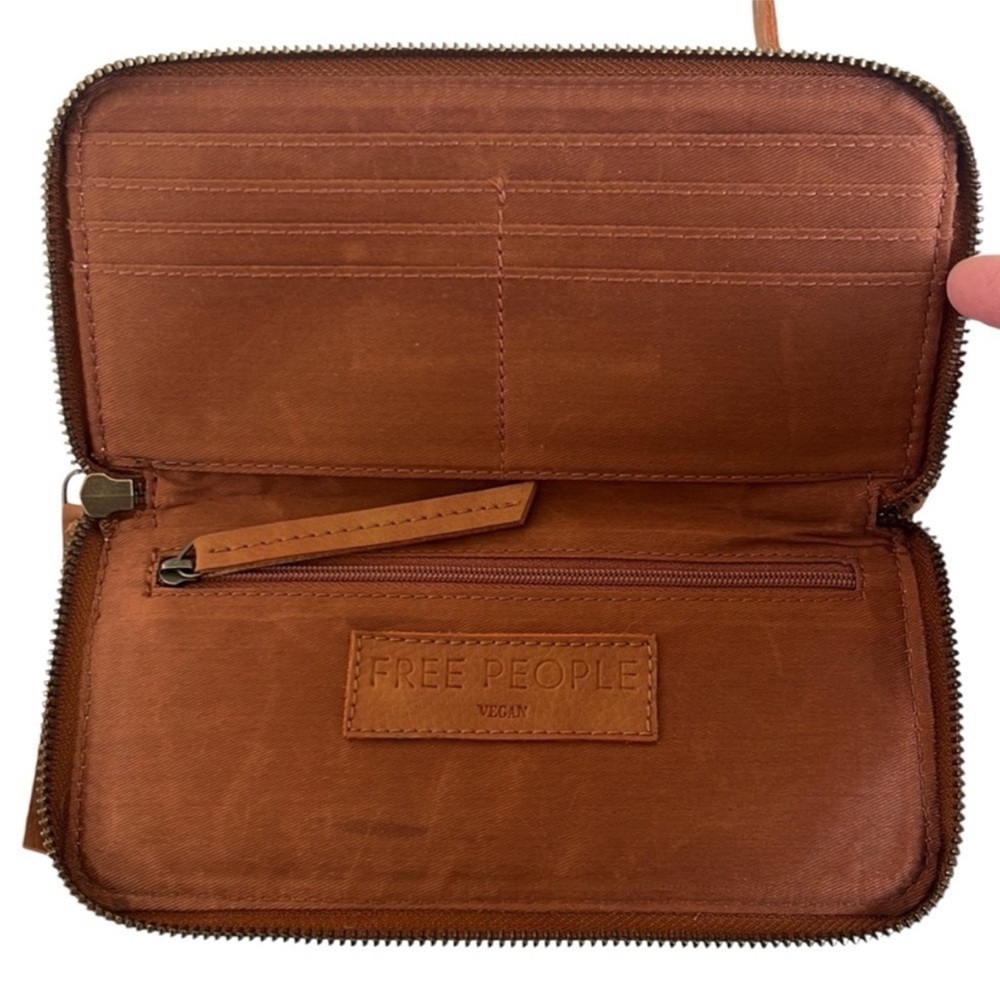 Free People Zip Around Vegan Leather Wristlet Wallet Brown Like New - Picture 2 of 7